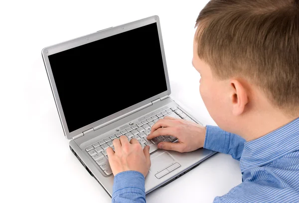 Fiatal ember dolgozik a laptop — Stock Fotó
