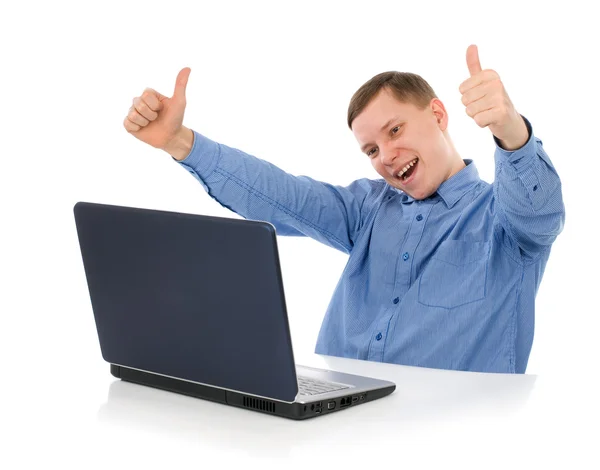 Ευτυχισμένος άνθρωπος με laptop — Φωτογραφία Αρχείου