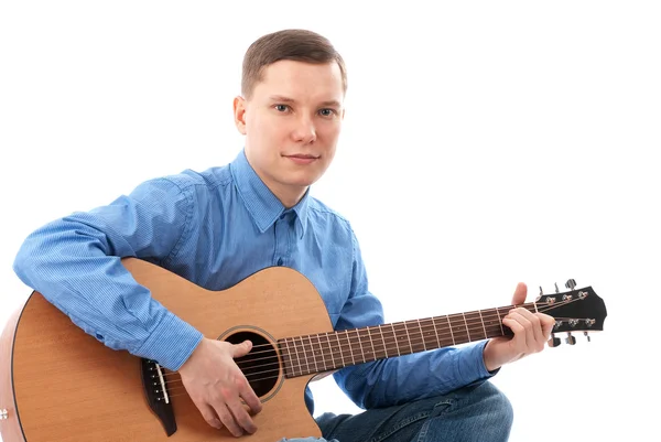Man die een akoestische gitaar speelt — Stockfoto