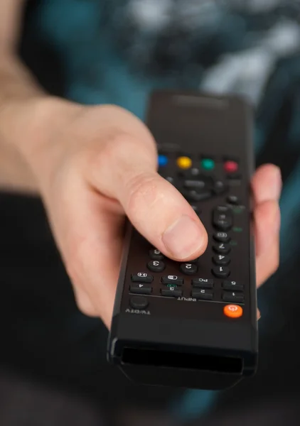 Mão segurando TV controle remoto — Fotografia de Stock