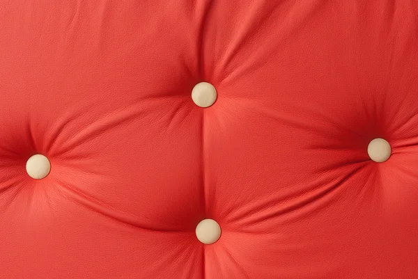 Червоний шкіряний диван з ручками крупним планом — стокове фото