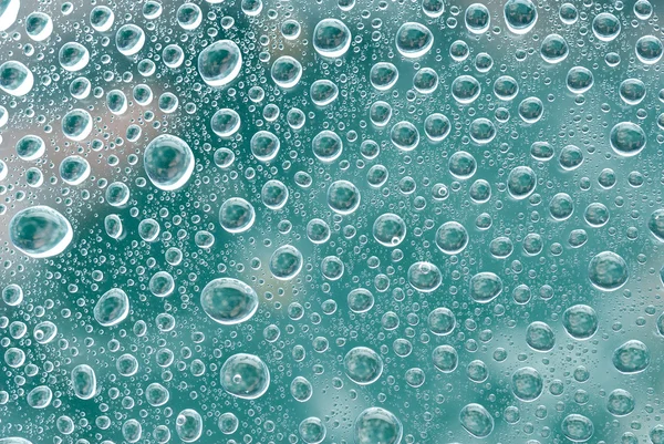 Vatten bubblor på ett grönt glas — Stockfoto