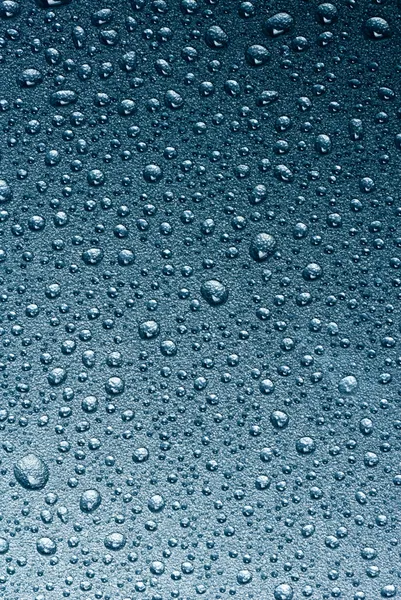 Пузырьки воды на голубом стекле — стоковое фото