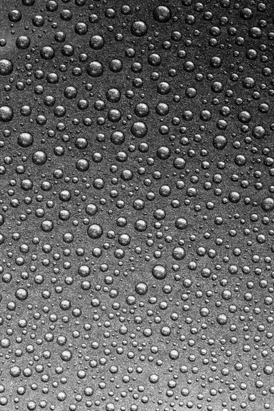 Regnet droppar på en grå stål — Stockfoto