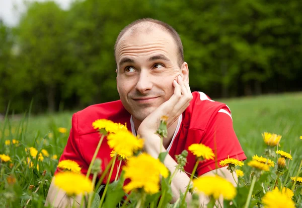 Jonge man op het gras — Stockfoto