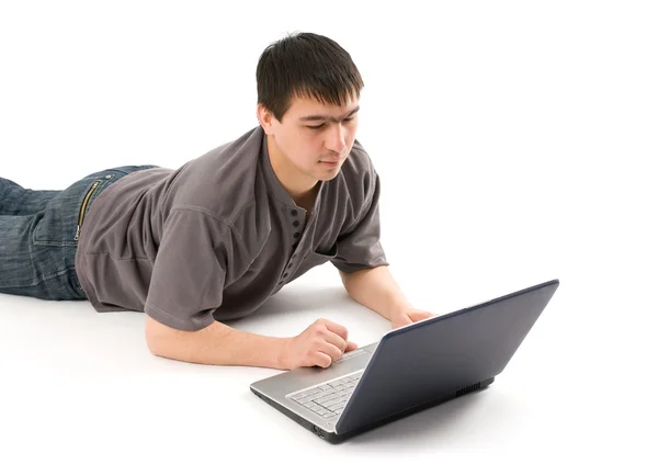 Asiatiska man som arbetar på sin laptop — Stockfoto