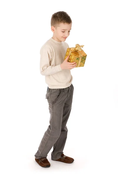 Niño con una caja de regalo — Foto de Stock