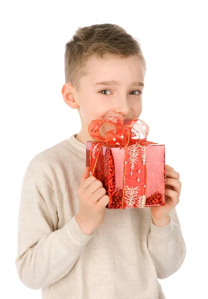 Щасливий хлопчик з червоною подарунковою коробкою — стокове фото