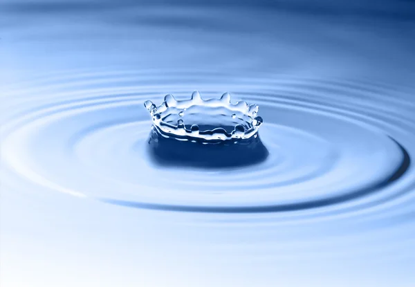Salpicadura de agua congelada. Corona de agua — Foto de Stock