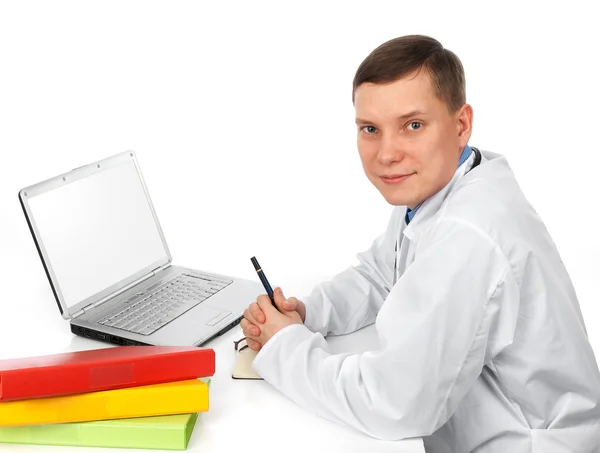 Yakışıklı doktor bilgisayar kullanma — Stok fotoğraf