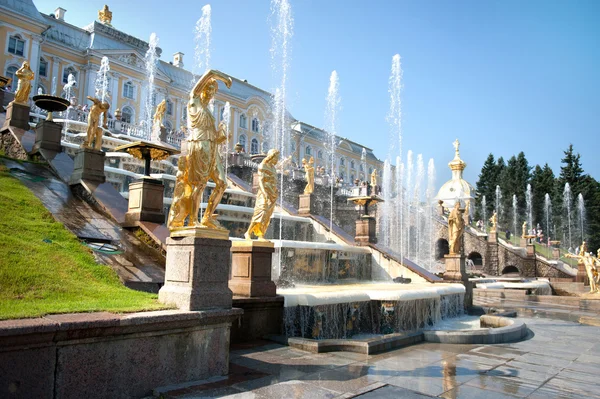 Фонтаны Большого Каскада в Петергофском дворце — стоковое фото