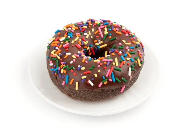 Шоколадный пончик на белом блюде — стоковое фото