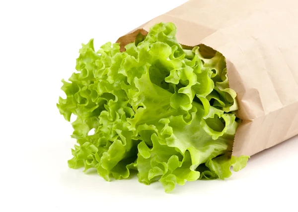 Alface de salada fresca em um pacote de papel — Fotografia de Stock