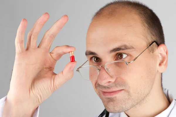 Fiatal orvos látszó-on tabletta — Stock Fotó