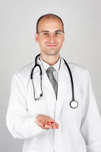Młody lekarz oferuje pigułka — Zdjęcie stockowe