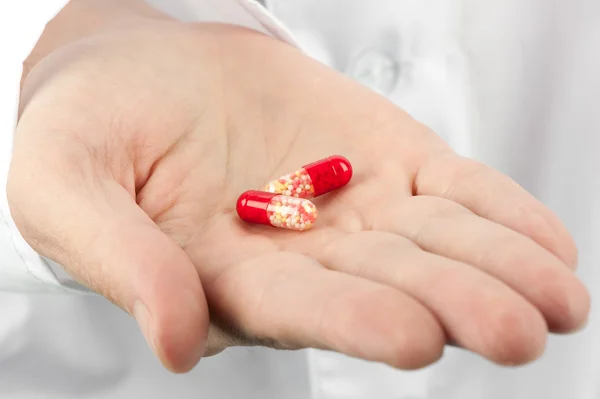 Медицинские таблетки в руке — стоковое фото