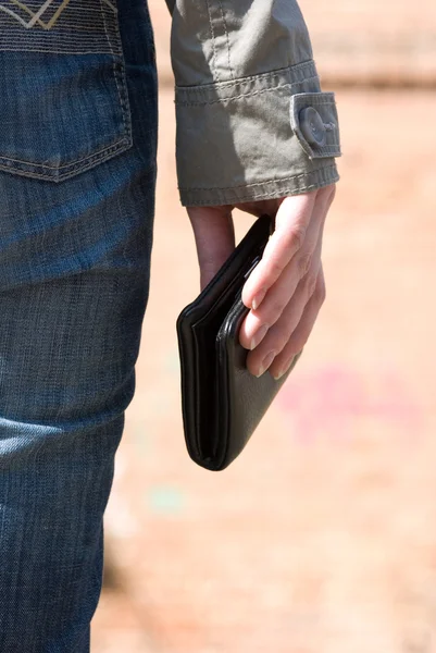 Vrouw hand met een portemonnee — Stockfoto