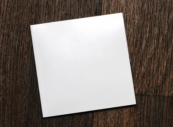 Weißbuch auf einem hölzernen Hintergrund — Stockfoto