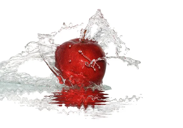 Jabłko w wodzie — Zdjęcie stockowe
