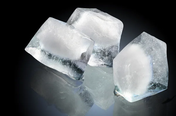 Cubi di ghiaccio al buio — Foto Stock