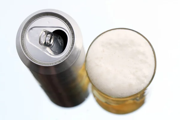Piwo i może — Zdjęcie stockowe
