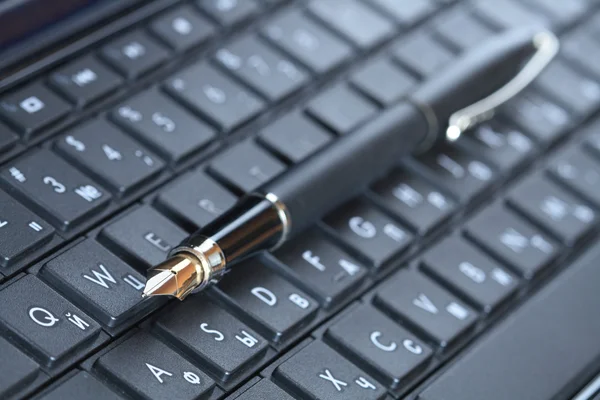 Pen On Computer Keyboard — Stock Photo, Image