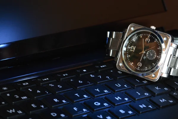 컴퓨터 키보드에 시계 — 스톡 사진