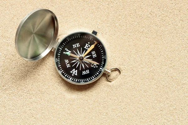 Kompas na piasku — Zdjęcie stockowe
