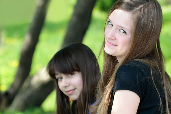 Portret dwóch nastoletnich dziewcząt — Zdjęcie stockowe