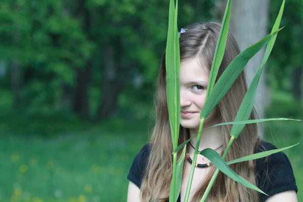 Adolescente ragazza nella foresta — Foto Stock