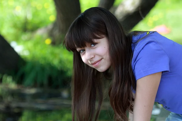 Menina adolescente na floresta — Fotografia de Stock
