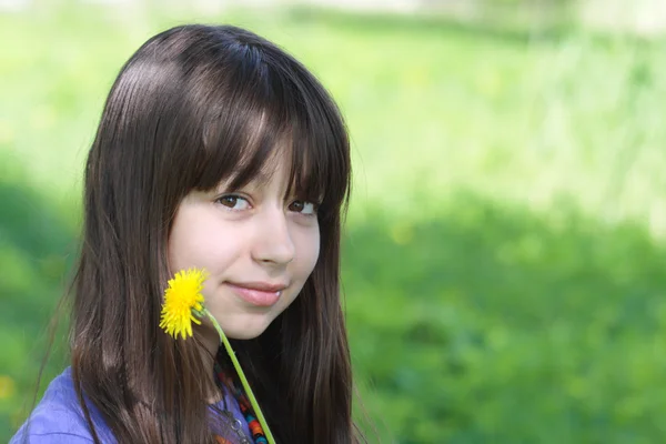 Flicka med blomma — Stockfoto