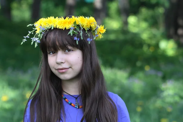 Девочка-подросток и цветочный венок — стоковое фото