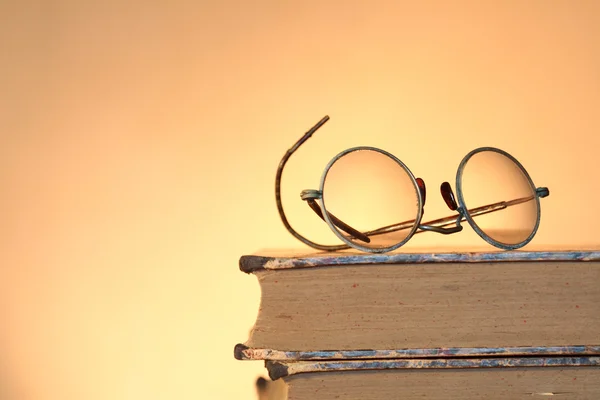 Régi szemüveg és könyvek — Stock Fotó