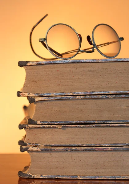 오래 된 관과 책 — 스톡 사진