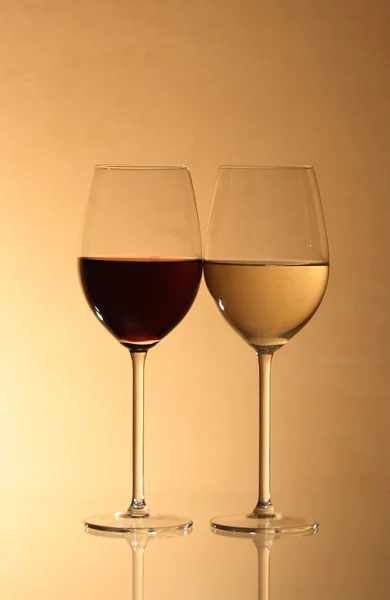 Rode wijn en witte wijn — Stockfoto