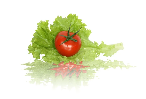 Tomate auf Salat — Stockfoto