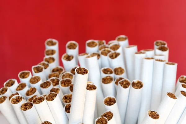Zigaretten auf Rot — Stockfoto