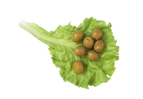 Оливки на листках зеленого салату — стокове фото