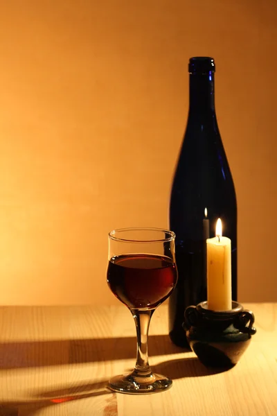 Kırmızı şarap ve mum — Stok fotoğraf