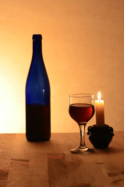 Rotwein und Kerze — Stockfoto