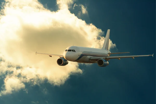 Flugzeug am Himmel — Stockfoto