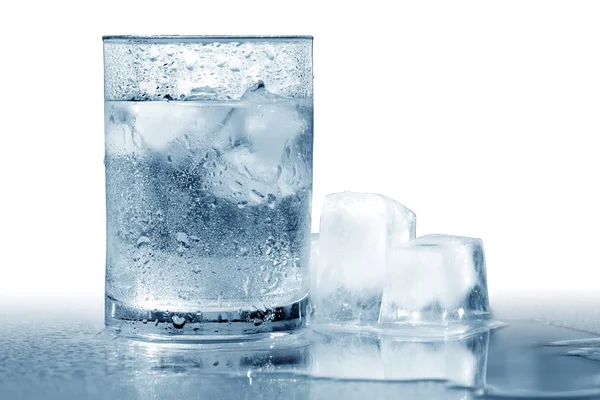 Acqua con ghiaccio — Foto Stock