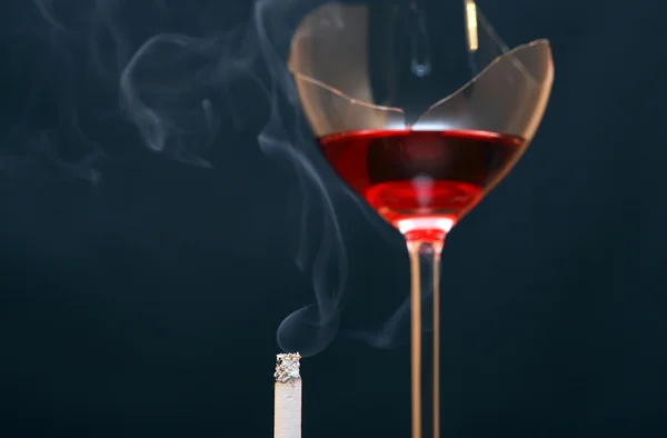 Fumar e beber — Fotografia de Stock