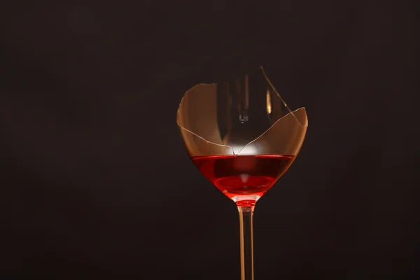 Zerbrochenes Weinglas mit Wein — Stockfoto