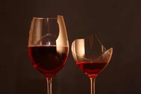 Gafas de vino rotas con vino — Foto de Stock