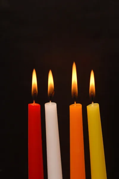 在黑暗的彩色的蜡烛 — 图库照片