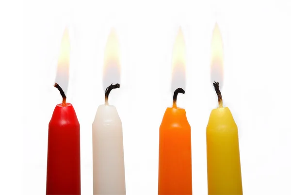 Farbige Kerzen auf weißem Grund — Stockfoto