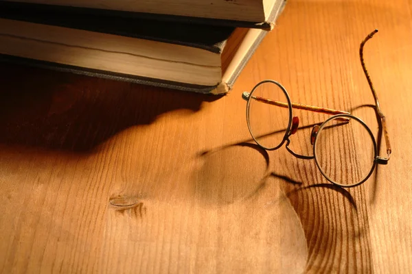 古い書籍や眼鏡 — ストック写真