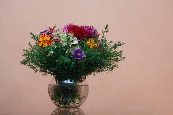Vasw di vetro con mazzo di fiori — Foto Stock